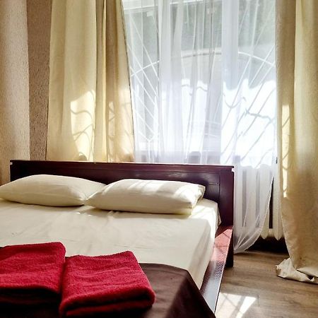 2-Кімнатна Квартира У Центрі На Олександра Поля, Шпиталь, 16Лікарня دنيبروبيتروفسك المظهر الخارجي الصورة
